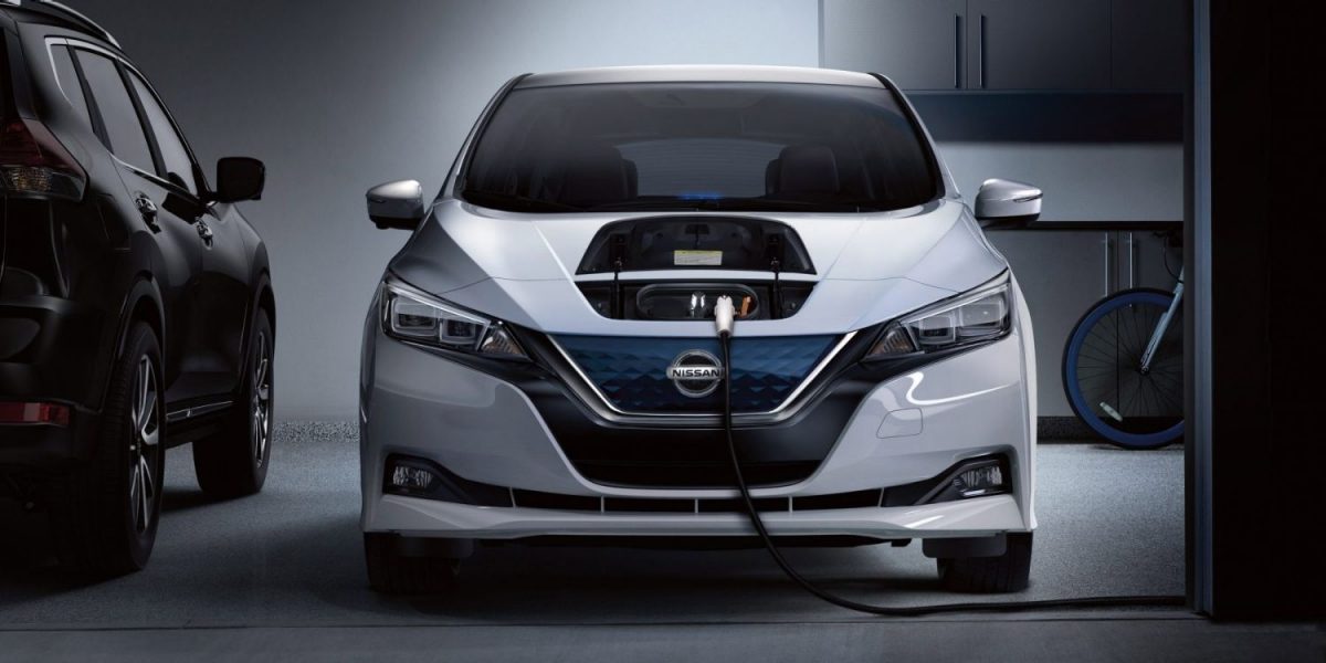 Auto eléctrico recargándose