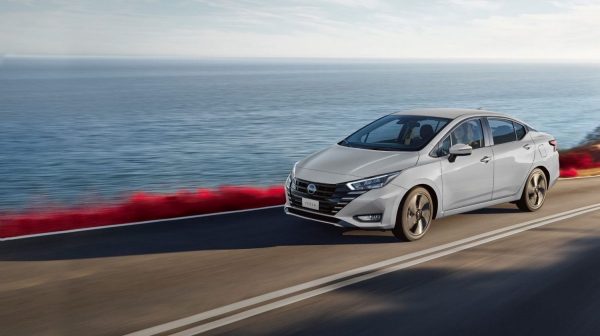 vehículo sedán Nissan y su FWD