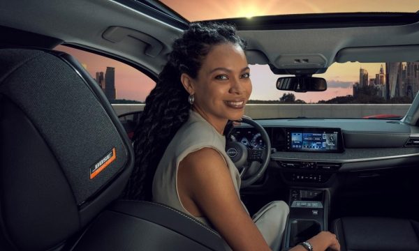 Mujer conduciendo la Nueva Nissan Kicks