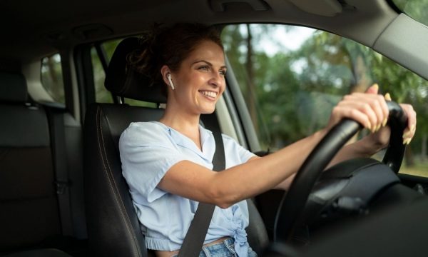 Mujer conduciendo una camioneta Nissan