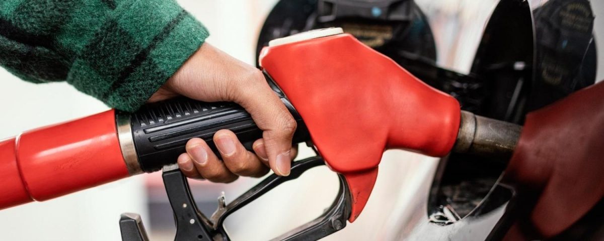 Mano echando combustible a su vehículo