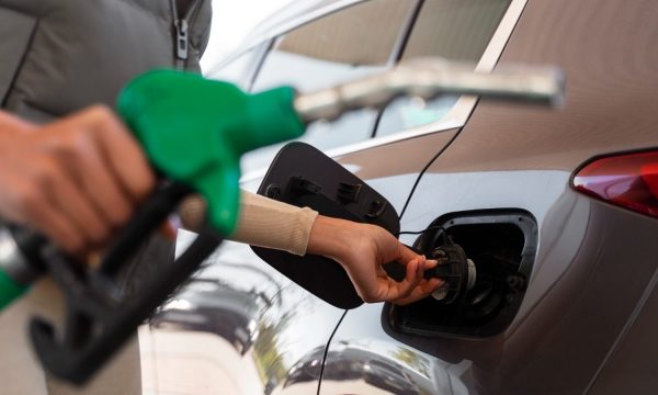 Persona cargando combustible a su auto