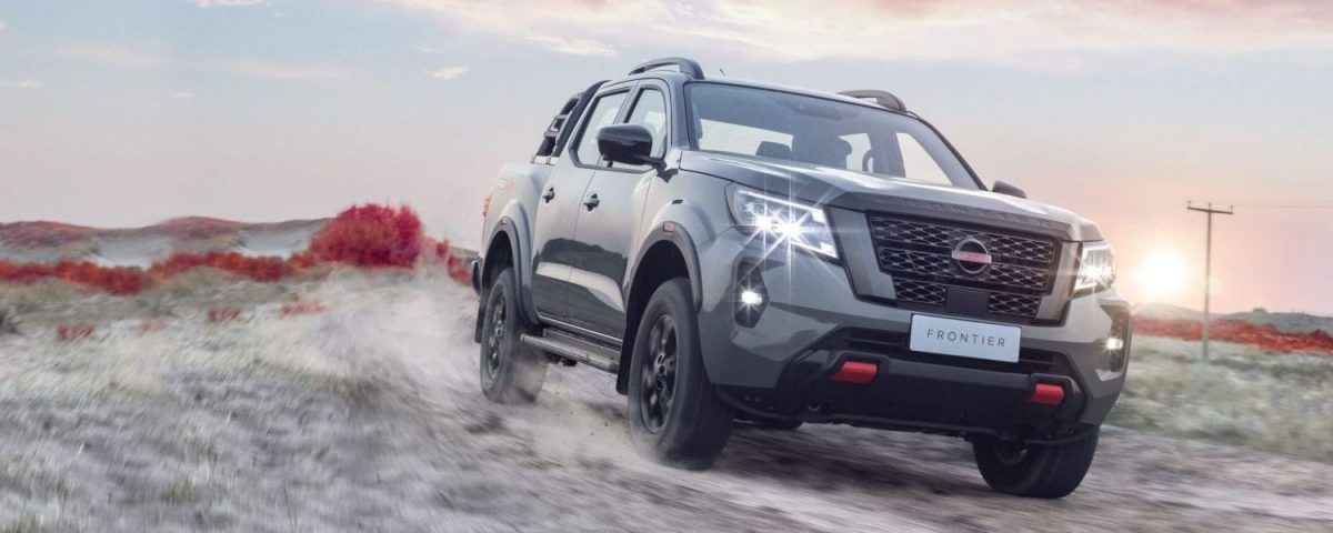 Nissan Frontier conduciendo en la arena