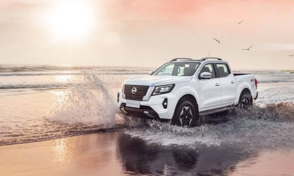 Nissan Frontier manejando en la orilla del mar