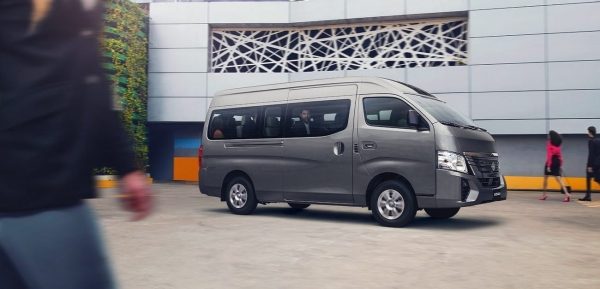 Urvan Nissan color gris
