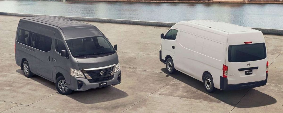Dos van Nissan Urvan en un estacionamiento
