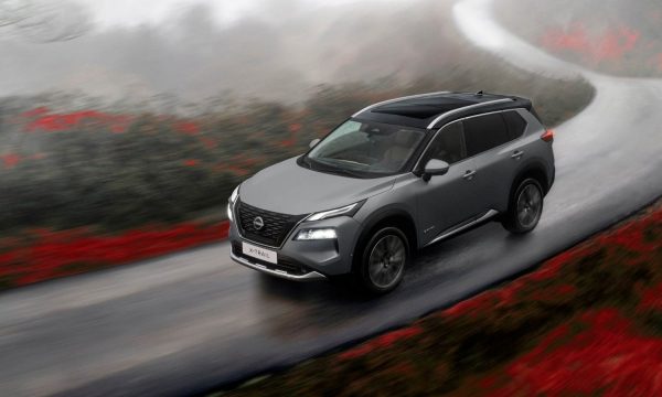 Nissan X-Trail E-Power conduciendo en una carretera