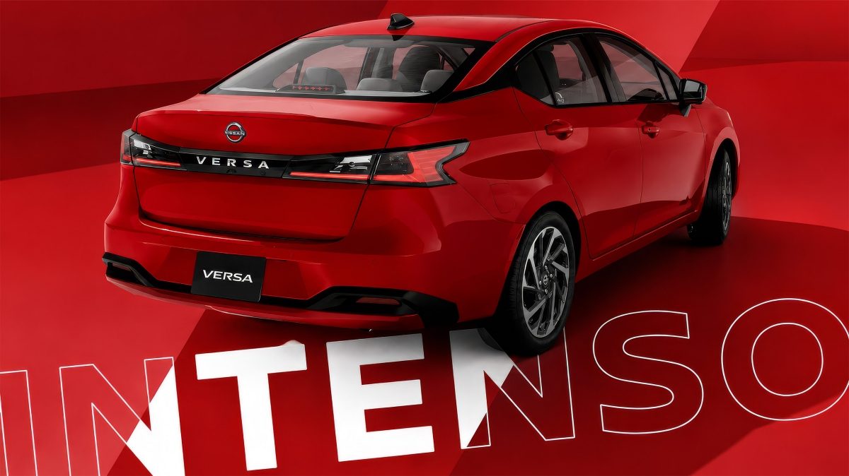 Nuevo Nissan Versa 2026 con alerta tráfico cruzado para detectar objetos que se puedan cruzar en la parte trasera del vehículo