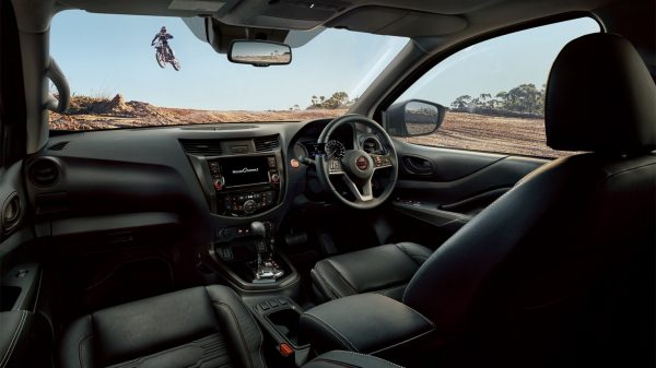 Con el sistema de audio de Nissan Frontier PRO-4X 2024 ponle música para tu camino