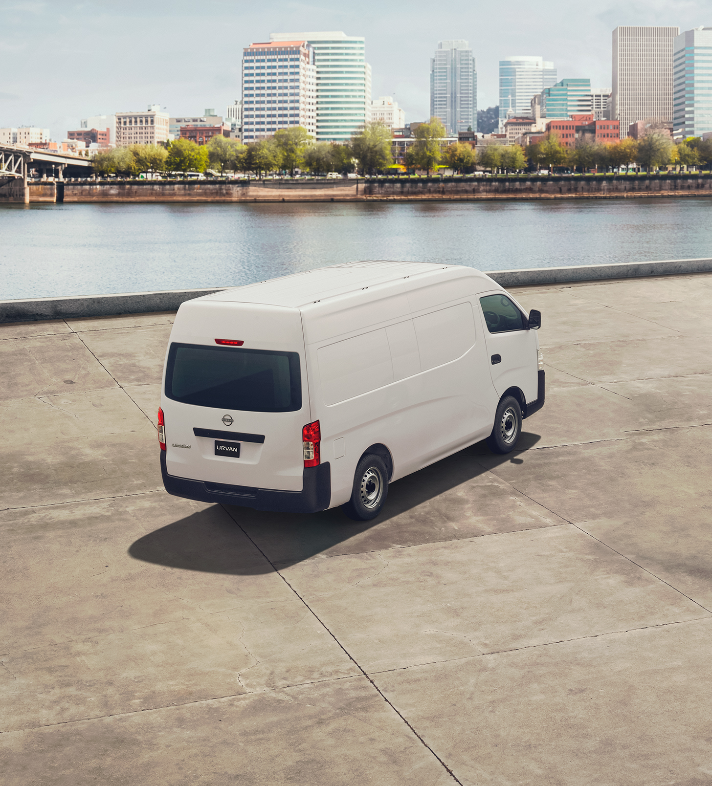 Nissan Urvan 2025 para mover pasajeros o paquetes